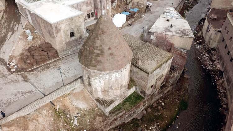 <p>Bitlis denildiğinde akla ilk olarak tarihi eserlerin geldiğini belirten Demirtaş, şöyle konuştu:<br />
"İslam medeniyetinin bütün eserleri var. </p>
