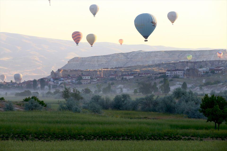 <p>Nevşehir'e bağlı Göreme beldesinde ekiplerce gün doğumundan önce hazırlanan sıcak hava balonları, sepetlerine alınan turistlerle 21 gün sonra gökyüzüne yükseldi.</p>

<p> </p>
