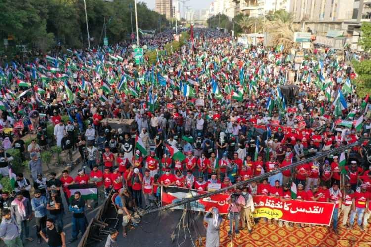 <p>Pakistan'ın Karaçi şehrinde on binlerce kişi, Filistin halkı ile dayanışma göstermek için bir araya geldi.</p>
