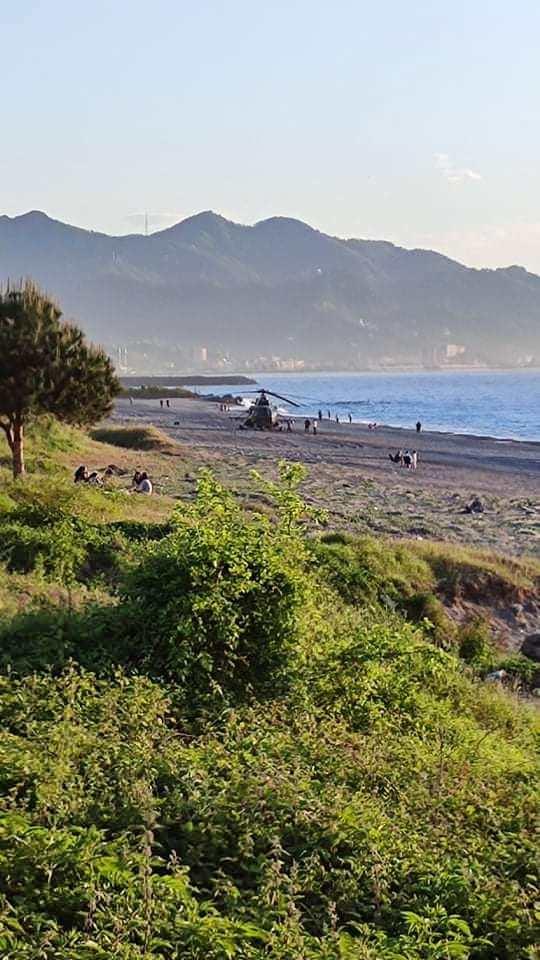 <p>Mürettebat, sabah saatlerinde helikopterdeki arızayı gidermek için çalışmalara başladı. Kumsaldan kalkış yapan helikopter, 50 metre mesafedeki Karadeniz Sahil Yolu kenarındaki cebe alındı. </p>
