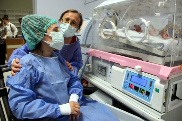 <p>Avcı, doğumun ardından geçen 15 günün ardından hastanede bebeğiyle ilk kez buluştu. Annenin, bebeğini kuvözde görebilmenin mutluluğunu hissettiği sırada duygusal anlar yaşandı.</p>
