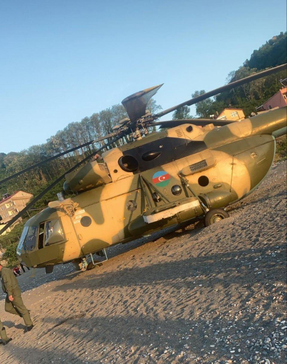 <p>Polis ekipleri çevrede güvenlik önlemi alarak, dubarla çevirdiği alana araç ve yaya girişe izin vermedi. Arızası onarılan helikopterin, havalanarak bölgeden ayrılması bekleniyor.</p>
