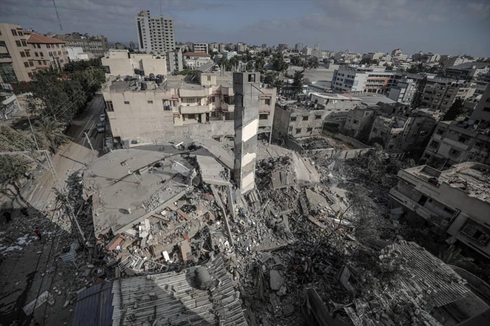 <p>İsrail, abluka altında tutulan Gazze Şeridi'ndeki 6 katlı bir binayı hava saldırısıyla vurdu. </p>

<p> </p>
