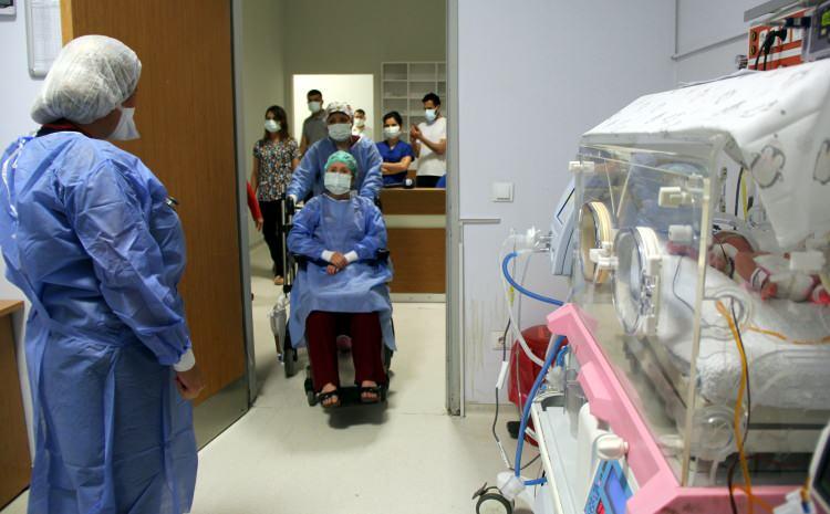 <p>Hatay'da, yeni tip koronavirüs (Kovid-19) nedeniyle yoğun bakımda tedavisi sürerken, hamileliğinin 7. ayında sezaryenle doğum yapan annenin 15 gün sonra bebeğiyle ilk buluşmasında duygusal anlar yaşandı.</p>
