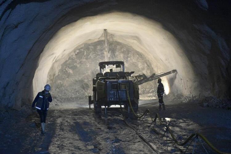 <p>İnşaatta jumbo olarak tabir edilen kaya delici makineyi kullanan operatör Semih Emre Germiş ise yaklaşık 4,5 yıldır burada görev aldığını aktardı.</p>
<p> </p>