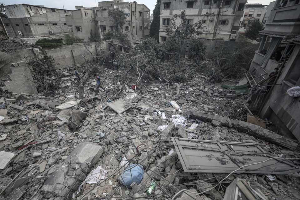 <p>İsrail savaş uçakları tarafından birkaç roketle vurulan, Gazze kentinin batısında bulunan Er-Rimal Mahallesindeki Cemal Abdunnasır Caddesi'ne bakan 6 katlı Kahil Apartmanı tamamen yıkıldı.</p>
