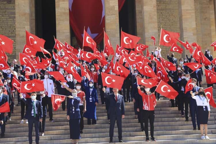 <p> Cumhuriyetimizi demokrasi ve hukuk düzeniyle koruma idealimizi sonuna kadar sürdürmekte kararlıyız. </p>