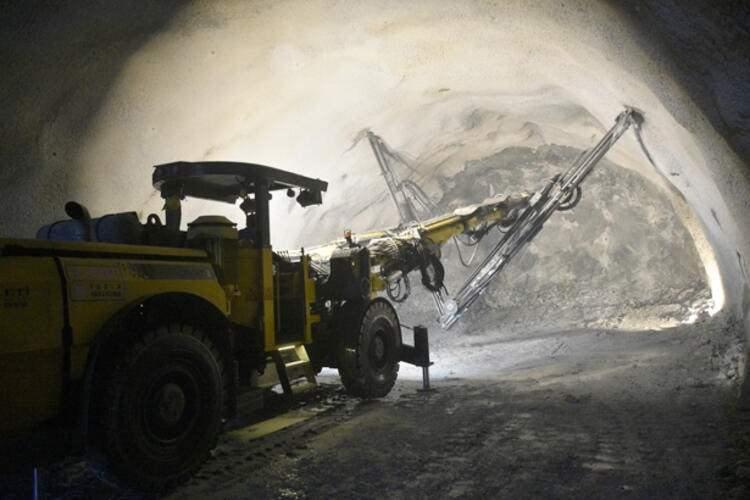 <p>Kazı işleminin yüzde 87'si tamamlanan tünelde, beton kaplama imalatının da yüzde 65'lik kısmı tamamlanarak 19 kilometre geçildi.</p>

<p> </p>
