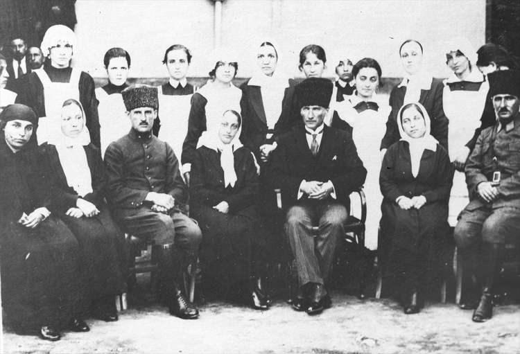 <p>Atatürk, 20 Haziran 1922'de Adapazarı Kız Okulu-Sabiha Hanım Okulu öğretmen ve öğrencilerle birlikte hatıra fotoğrafı çektirdi.</p>
