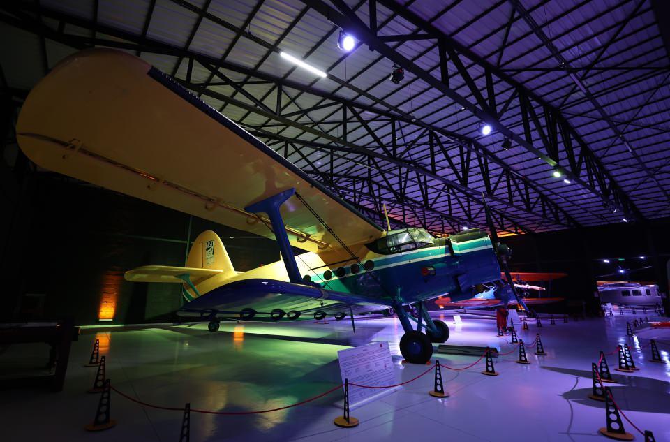<p><strong>- Kurulduğunda tek hangardaydı, şimdi 3 hangarda hizmet veriyor</strong></p>
<p>Sivrihisar Uluslararası Sportif Havacılık Merkezi Organizasyon Komitesi Başkanı Senan Öztürk, AA muhabirine, M.S.Ö. Hava ve Uzay Müzesi'nin 2019'de 800 metrekare alanda ve tek hangardayken iki hangarın daha eklenmesiyle 2 bin 340 metrekareye ulaştığını söyledi.</p>
<p> </p>