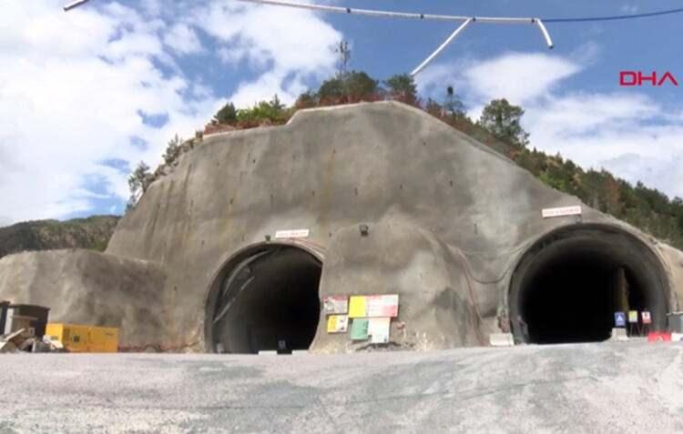 <p>Zigana Dağı'nın önce tırmanılması, ardından da inilmesi dolayısıyla Gümüşhane-Trabzon arasındaki 100 kilometrelik virajlı yol, hava ve yol durumuna göre değişmekle birlikte 1-1,5 saat arasında gidilebiliyor. Türkiye'nin en uzun kara yolu tünelinin ulaşıma açılmasının ardından bu yolun 40 dakikada alınacağı tahmin ediliyor.</p>
<p> </p>