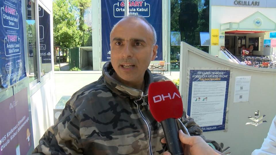 <p><strong>“50 KİLO BAL ÇIKTI” </strong></p>
<p>Arıcı Cem Ersever, “Okul yönetimi haber verdi. Arı varmış bahçede. Öğrencilere zarar vermemesi için alınmasını talep etti. Biz de gelerek, aşağıya indirdik.</p>