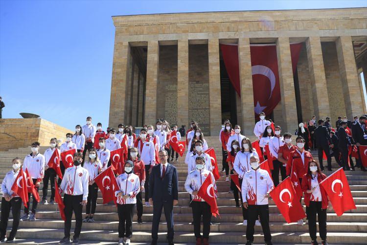 <p> Milli ve manevi değerlerine sımsıkı sarılmış gençlerimizle birlikte, vatanımızın ve aziz milletimizin hukukuna son nefesimize kadar sahip çıkacağız. </p>