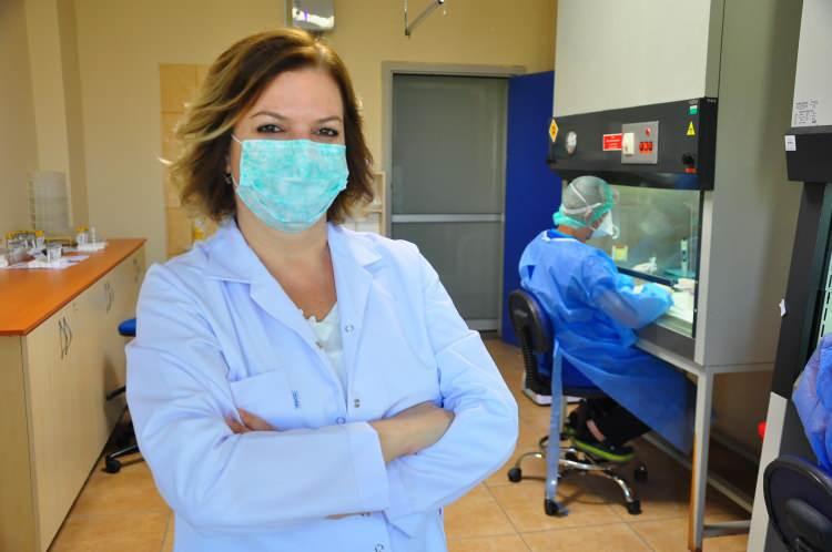<p><strong>Prof. Dr. Akçalı, şöyle devam etti:</strong></p>

<p>“Daha önce ortam dezenfeksiyonu amacıyla ultraviyole lambalarımızı kullanıyorduk. Ancak ultraviyole lambaların insanlı ortamda çalıştırılmadığını biliyoruz, bu nedenle arkadaşlarımız çalışırlarken içeride çalıştıkları sürede ultraviyole lambalarını kapatmak durumundayız. 405 nanometre görünür ışığın 7 gün 24 saat kullanabilme avantajı olduğundan, arkadaşlarımız çalışırken gerek laboratuvar kaynaklı gerekse kontamine yüzeylerle temas kaynaklı her türlü enfeksiyondan korunmaları için ekstra bir kalkan görevi göreceğine inanıyoruz."</p>
