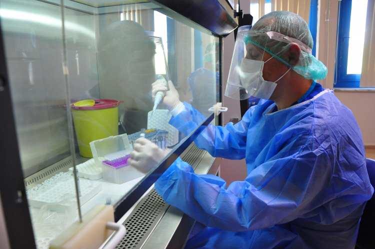 <p><strong>Teknolojinin koronavirüsten korunmada da faydalı olabileceğini vurgulayan Prof. Dr. Akçalı, sözlerine şöyle devam etti:</strong><br />
 </p>

<p>“Çok yeni bir teknoloji olduğu için şu anda Amerika Birleşik Devletleri, Güney Kore, Singapur ve Hollanda aktif olarak 405 nanometre dezenfeksiyon ışık teknolojisini kullanan ülkeler arasında. Koronavirüs ile mücadelede aşı gibi bir silahımız var. Öncelikli hedefimiz herkesin aşılanması ve toplum bağışıklığının kazanılması. Fakat aşılansak da maske, mesafe ve hijyen kurallarına elbette ki hepimiz devam edeceğiz, aşılanmış olmamıza güvenmeyeceğiz. Bunların yanında bu bahsettiğimiz teknolojilerin de özellikle hava yoluyla bulaşan, koronavirüs gibi insanlarda hastalık oluşturan virüs ve bakteri bulaşının önlenmesine faydası olacaktır. Koronavirüs aşılama programı tamamlansa da hastalık yapıcı mikroorganizmalar hayatımızda var olmaya devam edecekler. Bu nedenle, yeni nesil dezenfeksiyon sistemleri arasında yer alan bu teknolojinin kullanıma girmesi, toplum sağlığına ve ülke ekonomisine katkıda bulunacaktır.”</p>
