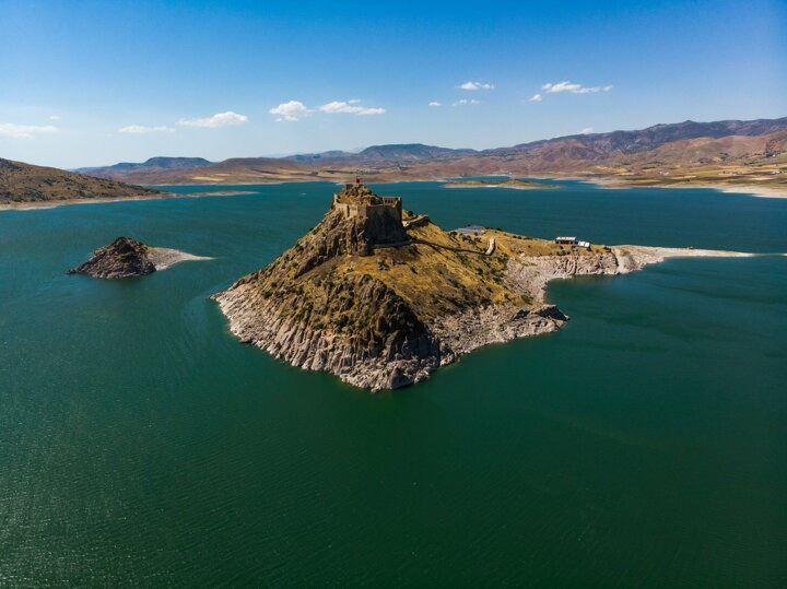 <p>Milattan önce 8’inci yüzyılda Murat Nehri'nin kıyısındaki sivri bir tepenin üzerine Urartular tarafından inşa edilen Pertek Kalesi, 1974 yılında Keban Barajı’nın kurulmasıyla sular altında kalarak ada görünümüne kavuştu.</p>
