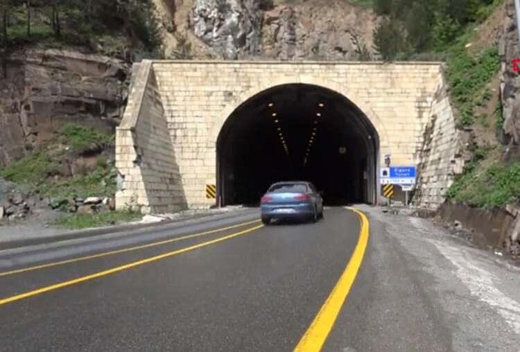 <p>Gümüşhane-Trabzon arasındaki mesafeyi 8 kilometre kısaltacak proje için 2,7 milyon metreküp kazı, 800 bin metreküp beton imalatı gerçekleştirilecek.</p>
<p> </p>