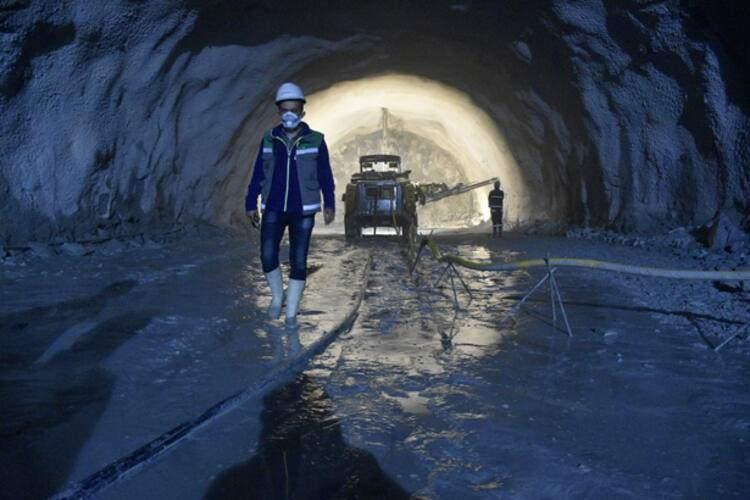 <p>Doğu Karadeniz'i Orta Doğu, Kafkaslar ve İran'a bağlayan tarihi İpek Yolu'nda Gümüşhane yönünde yapımına Nisan 2016, Trabzon yönünde ise Ağustos 2016'da başlanan projede 500 kişi çalışıyor.</p>
<p> </p>