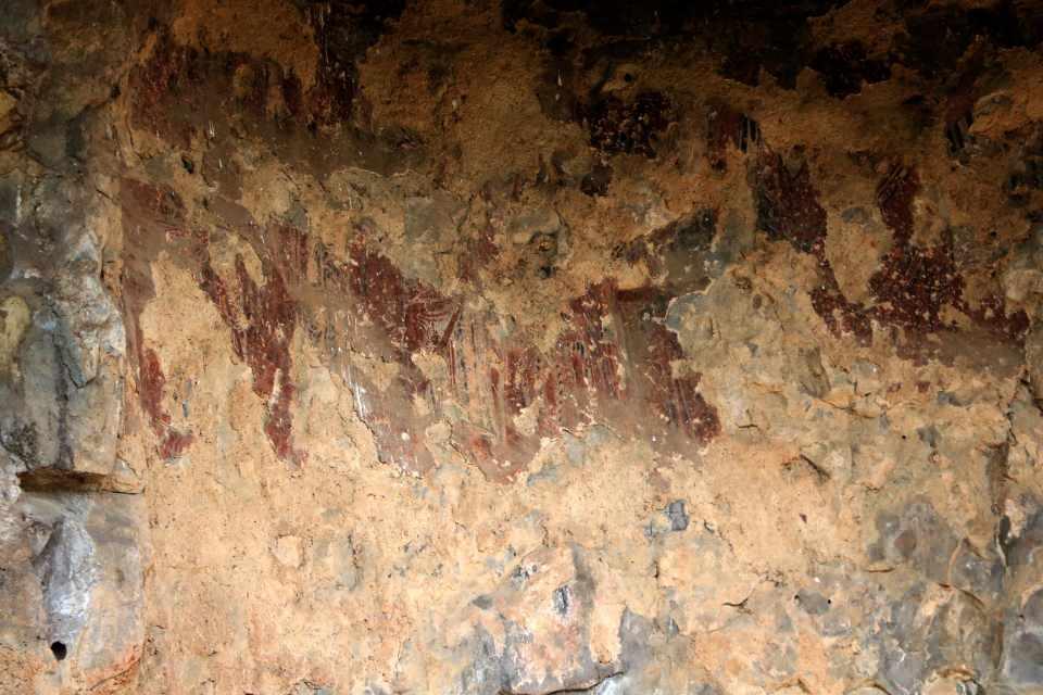 <p>Mağara turizmi üzerine araştırmalar yapan Engin Zaman, bölgenin doğal güzelliğiyle ön plana çıktığını söyledi. Doğaseverler tarafından keşfedilmeyi bekleyen bölgenin defineciler tarafından yıllardır talan edildiğini ifade eden Zaman, "Burası volkanik alanın üzerinde şelale mevcut.</p>
