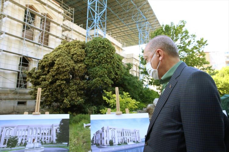 <p>Erdoğan, Cezayirli Hasan Paşa Camisi, Kasımpaşa'daki Divanhane ile Taksim Eğitim ve Araştırma Hastanesi Kasımpaşa Ek Binası'nı ziyaret ederek, yetkililerden bilgi aldı.</p>
