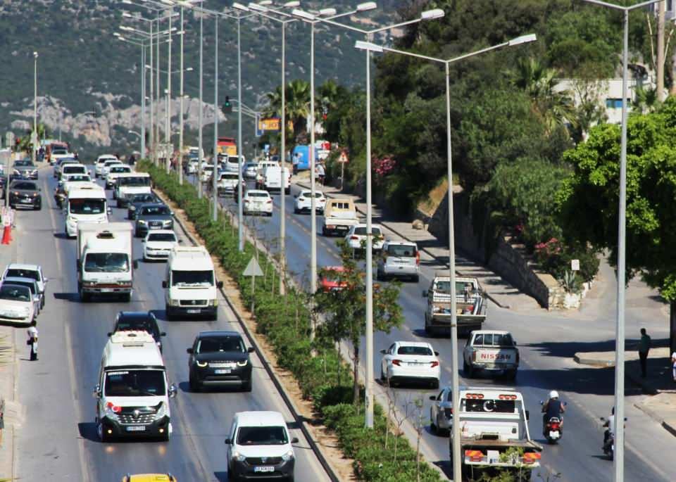 <p><strong>Tam kapama sürecini Bodrum’da geçirmek isteyen vatandaşlarla birlikte ilçenin nüfusu bir anda 3 katına çıkarak 700 bine ulaşmıştı.</strong></p>

<p>"Vaka sayısı düştü"<br />
Gelen tatilcilerle beraber salgının ilçede artacağı bekleniyordu. Coğrafi yapısından dolayı bulaş riskinin olmaması tam kapamanın da etkisiyle Bodrum’un birçok il ve ilçeye göre vaka sayısının çok az olduğu öğrenildi. </p>
