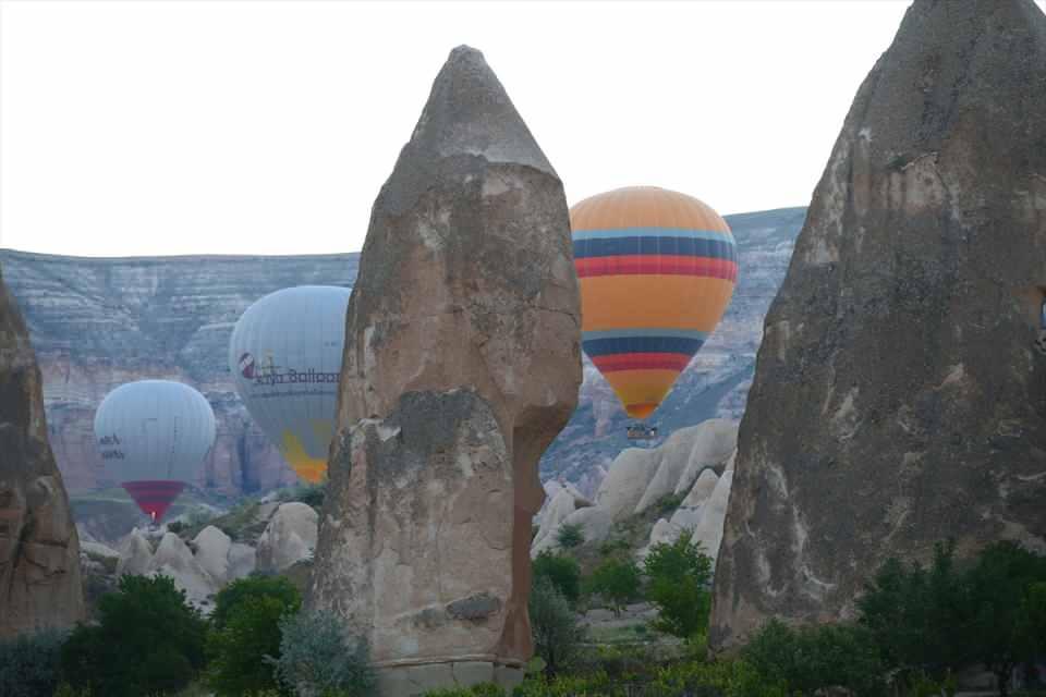 <p>Sıcak hava balon pilotu Ahmet Başyiğit, gazetecilere yaptığı açıklamada, nisan ayında olumsuz hava koşulları, ardından da "tam kapanma" sürecinin başlaması nedeniyle üç hafta aradan sonra yeniden tura başladıklarını belirtti.</p>

<p> </p>
