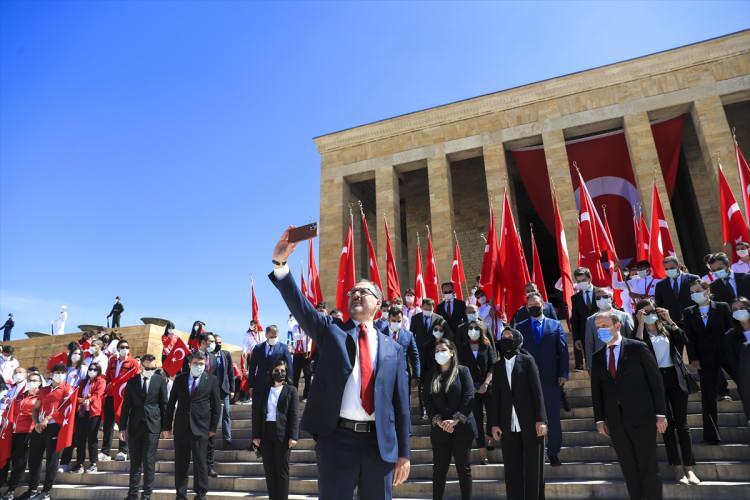 <div>Kasapoğlu daha sonra Sanayi ve Teknoloji Bakanı Mustafa Varank'ın da katıldığı DIGIAGE Oyun Senaryonu Geliştirme Kampı'na online olarak bağlanarak gençlerle buluştu.</div>
<div> </div>
<div> </div>