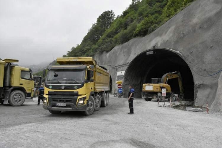 <p>Yapımı devam eden, bittiğinde çift tüpte 29 kilometre uzunluğuyla dünyanın ikinci, Avrupa'nın ise en uzun kara yolu tüneli unvanını alacak Yeni Zigana Tüneli Projesi'nde yüzde 87 seviyesine gelindi.</p>
<p> </p>
