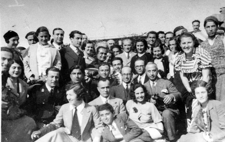 <p>19 Mayıs Atatürk'ü Anma, Gençlik ve Spor Bayramı'nın 102. yıl dönümü kutlanıyor. İşte AA'nın paylaştığı belki de ilk kez göreceğiniz o fotoğraflar...<br />
<br />
Atatürk, 1935 yılında Orman Çiftliği'nde gençlerle birlikte. </p>
