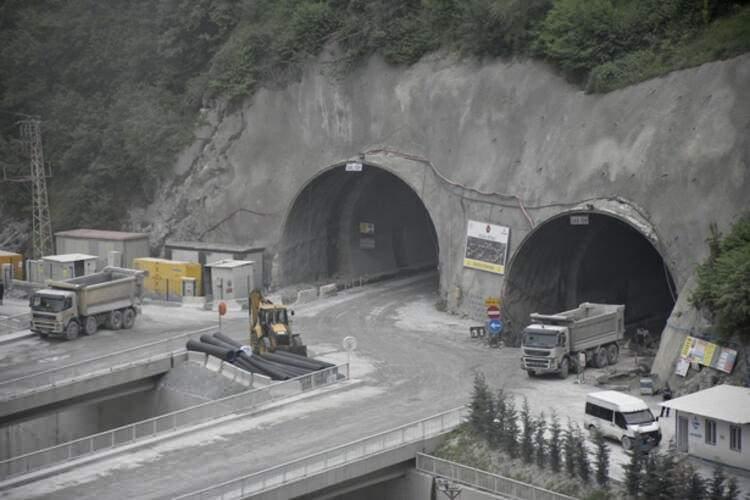 <p>Çift tüp uzunluğu 29 kilometre olacak projede, her iki tüpte de 12 bin 500'er metre olmak üzere toplamda 25 bin metrelik kazı işi tamamlandı.</p>
<p> </p>