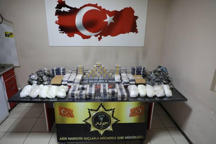 <p>Polisin uyuşturucu tacirlerine geçit vermediği kentte, 2020 yılı ocak ayından 2021 yılı mayıs ayına kadar uyuşturucu tacirlerine yönelik gerçekleştirilen 589 operasyonda, 464 kök hint keneviri, 995 kilo 49 gram eroin, bin 240 adet ectasy, 55,68 gram bonzai, 21 kilo 441 gram esrar, 200 kilo 6 gram metamfetamin, 44 kilo 156 gram Afyon Sakızı, 65 bin 502 adet sentetik ecza ve 2 adet captagon ele geçirildi. </p>
