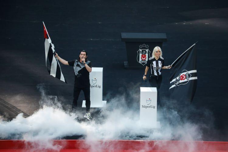 <p>Vodafone Park'taki kutlamalarda sahneye çıkan sanatçılar; Eypio, Ömür Gedik, Aynur Aydın, Reynmen, Gökhan Tepe ve Hayko Cepkin mini konserler verdi.</p>
