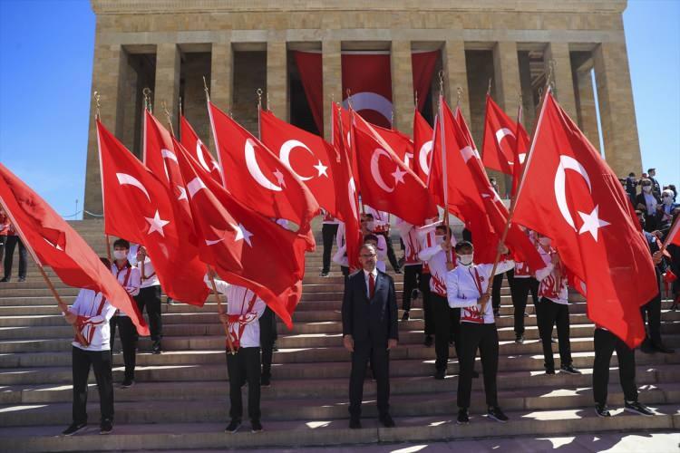 <div>Gençlerimize armağanınız olan bu özel gün için size minnettarız. Bu duygularla tüm milletimizin 19 Mayıs Atatürk'ü Anma, Gençlik ve Spor Bayramı'nı kutluyor, zatıalinizi ve milli mücadelenin bütün kahramanlarını rahmet ve hürmetle yad ediyorum. Ruhunuz şad olsun."</div>
<div> </div>
<div> </div>