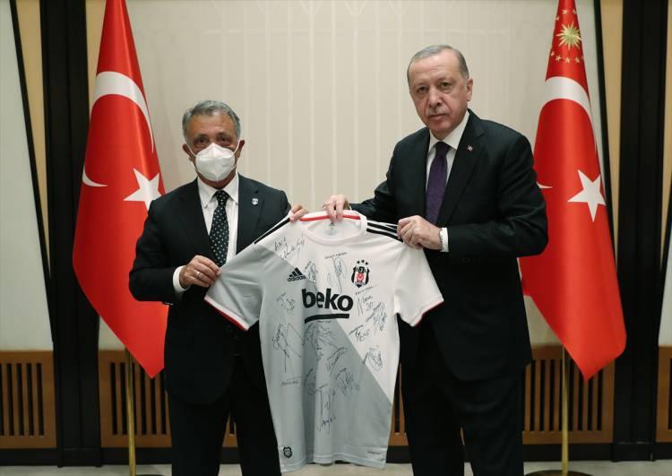<p>Kabulde Beşiktaş Kulübü Başkanı Ahmet Nur Çebi, Cumhurbaşkanı Erdoğan'a forma hediye etti.</p>
