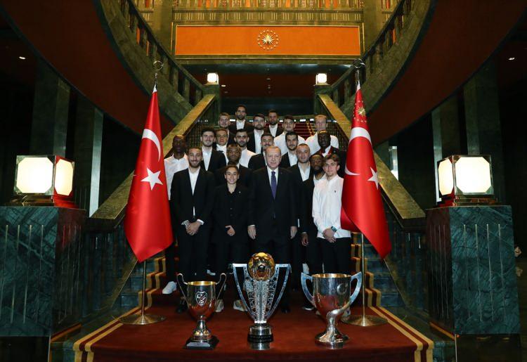 <p>Cumhurbaşkanı Erdoğan, ziyaretin ardından Beşiktaş Kulübü Başkanı Ahmet Nur Çebi, teknik direktör Sergen Yalçın, futbolcular ve teknik heyet ile fotoğraf çektirdi.</p>