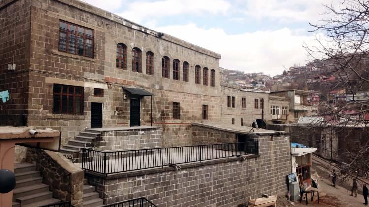 <p>Asırlar boyunca beşiklik ettiği birçok medeniyetin izlerini bugüne taşıyan Bitlis, il merkezi ve ilçelerindeki ihtişamlı tarihi eserleriyle ziyaretçilerini hayran bırakıyor.<br />
 </p>
