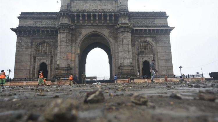 <p>"Şiddetini artıran kasırgaya" dönüşen Tuktae, Mumbai kentinde de hasara yol açtı.<br />
 </p>
