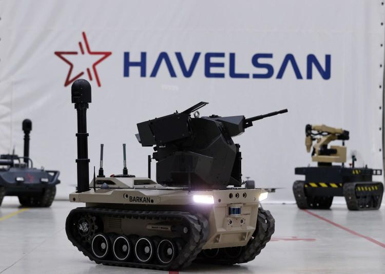 <p>HAVELSAN'ın bir süredir üzerinde çalıştığı "dijital birlik" konseptinde kullanılmak üzere geliştirdiği silahlı insansız kara aracı Barkan, yakın zamanda sahaya çıkacak.</p>
