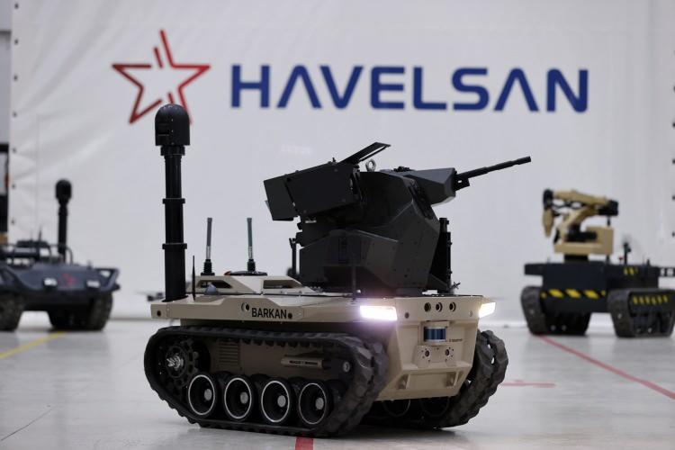 <p>"Başlangıç noktasındaki hedefimiz, platform bağımsız olarak, platformları farklı üreticilerimiz geliştirebilirler, bunlara akıl katabilmek, geliştirdiğimiz sürü algoritmalarıyla bu platformlarımızın ortak görev yapmasını sağlamak, müşterek harekatı desteklemek. Gerektiğinde insansız hava ve kara aracı, ilerde insansız deniz araçlarıyla beraber görev planlamasını ortak yapıp, görev paylaşımıyla özellikle Türk Silahlı Kuvvetleri ve emniyet unsurlarımızın sahadaki desteklerinin ya da varlıklarının etkinliğini artırabilmek istiyoruz."</p>