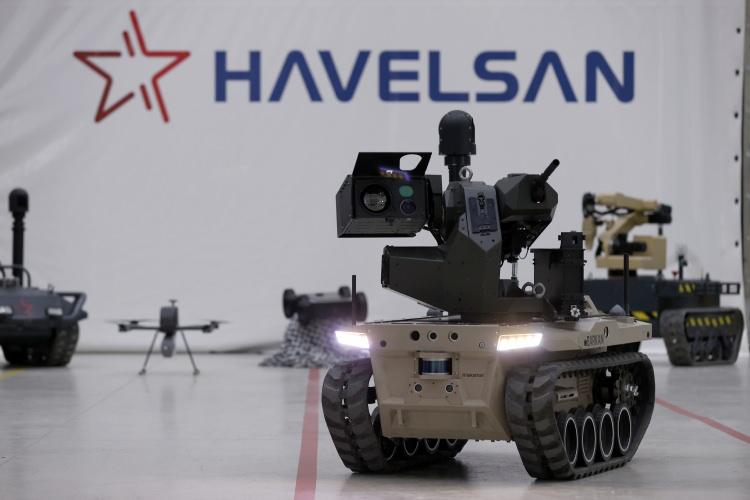 <p>Yürüttükleri çalışmalarla insansız hava ve kara araçlarına ortak görev yaptırabilir noktaya geldiklerini dile getiren Solmaz, "Orta sınıf birinci seviye insansız kara aracı olarak geliştirilen Barkan'ın, BAHA ismi verilen bulut altı insansız hava aracıyla birlikte ya da bunlara ilave diğer dronelerle beraber ortak görev yapabilecek, görev paylaşımı yapabilecek, bunlara akıl katarak sürü görevinde bulunabilecek yapıya ulaşmış durumdayız." dedi.</p>