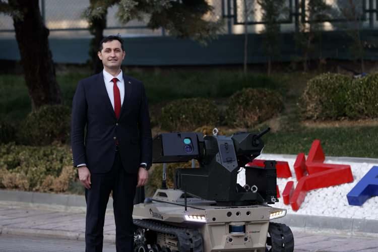 <p>Nihai amaçlarının "dijital birliğe" geçmek ve sahadaki unsurlara dijital birliklerle katkı sağlamak olduğuna dikkati çeken Solmaz, şunları kaydetti:</p>
<p>"Otonom ve robotik sistemlerle beraber dijital birlikteki kabiliyet ve yetkinliğini artırmak istiyoruz. Türkiye'nin özellikle etrafındaki kritik bölgelerdeki varlığını daha hissedilebilir ve Türkiye Cumhuriyeti vatandaşları olarak kendimizi daha eminde hissettirecek çözümlerle Türk Silahlı Kuvvetleri ve emniyet güçlerine destekçi olabilmek amacındayız. Bizim için önemli olan can. Askeri unsurlarımızın canları bizim için çok değerli, kıymetli. Harekatta onlara destekçi olabilmek, maksimum seviyede fayda sağlamak ve onların istekleri doğrultusunda görev yapabilecek sistemleri ve teknolojileri sunabilmek için çalışmalarımızı sürdürüyoruz."</p>
