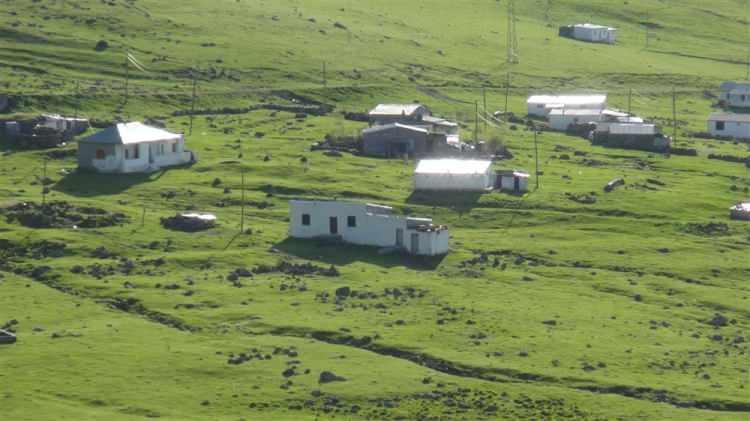 <p>Yaz kış yüzlerce yerli ve yabancı turiste ev sahipliği yapan Çıldır Gölü, koronavirüs salgını nedeniyle son yılların en sessiz zamanlarını yaşıyor. </p>

