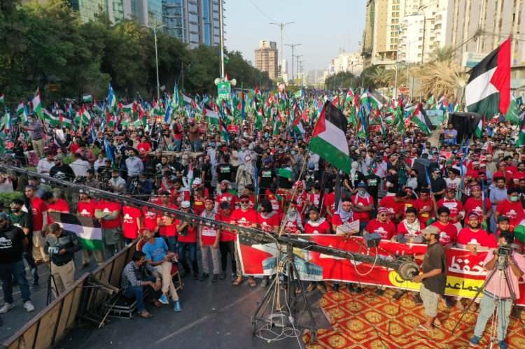 <p>Dev Filistin bayraklarının açıldığı eylemde göstericiler, Filistin ile dayanışma mesajları paylaşırken, İsrail karşıtı sloganlar attı.</p>
