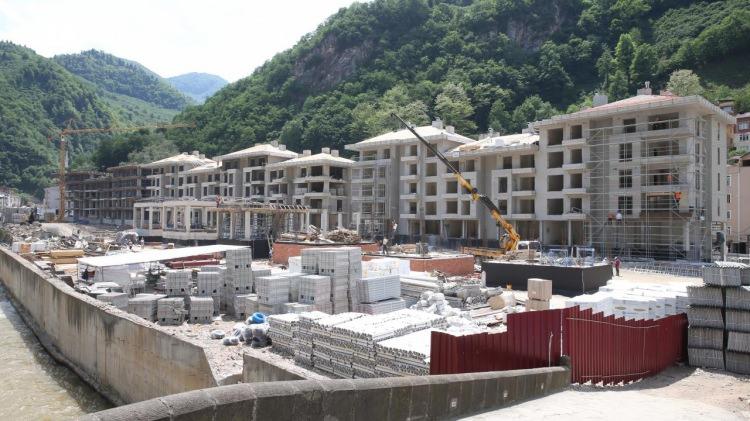 <p>İlçe merkezindeki köprü gelecek ay ulaşıma açılacak<br />
Dereli Kaymakamı Murat Atıcı,selden en çok etkilenen nokta olan ilçe merkezinde 71 konut ve 82 dükkanın inşasının devam ettiğini söyledi.</p>