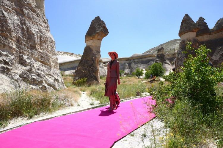 <p><span style="color:#800080"><strong>Doğal, tarihi ve kültürel zenginlikleri ile Türkiye'nin önemli turizm merkezlerinden Kapadokya'da, Paşabağı mevkisindeki peribacaları ve doğal kaya oluşumları arasında düzenlenen defilede, yerli ve yabancı mankenler yeni sezon kıyafetlerini tanıttı.</strong></span></p>

<p>​</p>
