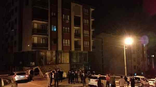 <p>Bitişikte bulunan 5 katlı apartman sakinlerinin haber vermesi üzerine olay yerine AFAD, itfaiye ve polis ekipleri geldi. </p>
