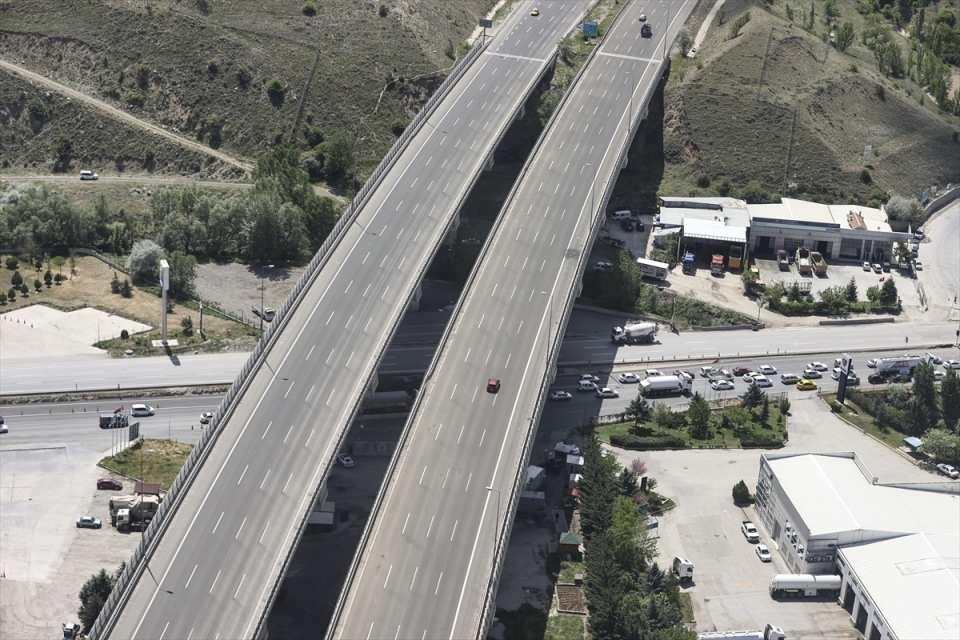 <p>Bu talimat doğrultusunda trafik birimlerinin kara yollarında daha görünür olması ve denetimlere ağırlık verilmesi yönünde adım attıklarını ifade eden Saraç, tedbirler kapsamında gereken kurallara uyulmasının son derece önem taşıdığını kaydetti.</p>
