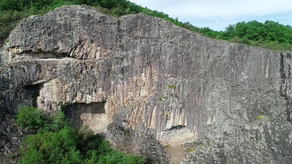 <p>Ereğli ilçesine 20 kilometre uzaklıktaki Güzelyurt köyü yakınlarında ormanlık alanda bulunan kaya mağaralar, bugüne kadar defineciler tarafından talan edildi.</p>
