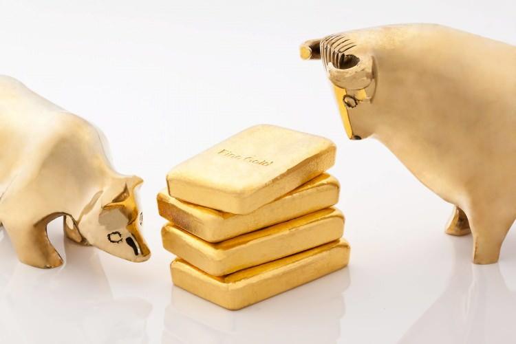<p><strong>ALTIN GEÇTİĞİMİZ YILKİ ZİRVESİNİ GÖREBİLİR</strong></p>
<p>Uzmanlara göre psikolojik bir bariyer 1.850 doların üzerinde kalınması yukarı yönlü eğilimi destekleyebilir. Değerli metalde 1.875 seviyesinin üzerindeki kapanışlar uzmanlara göre 1.900 / 1.915 dirençlerine doğru alımları tetikleyebilir. TD Securities, ABD’nin verileri hayal kırıklığı yaratmaya devam ettiği sürece altında 1.900 doların kolay bir hedef olacağını belirtiyorlar. Altında orta vade ise hedef 2020 zirvesi olarak gösteriliyor. </p>