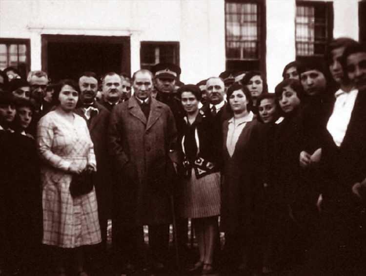 <p>Atatürk, 13 Kasım 1930'da Sivas Kız Lisesi'nde öğrenci ve öğretmenlerle birlikte hatıra fotoğrafı çektirdi.</p>
